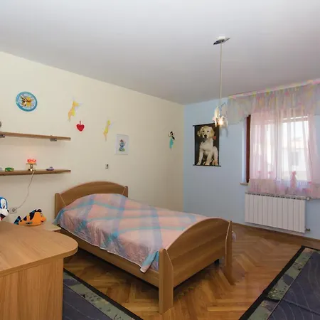 3 Bedroom Lovely In Barban Apartment
