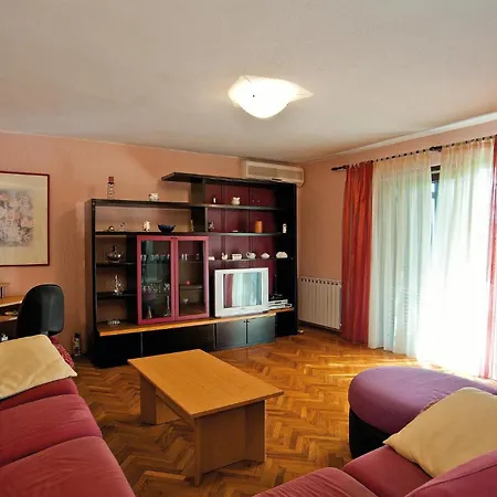 3 Bedroom Lovely In Barban Apartment