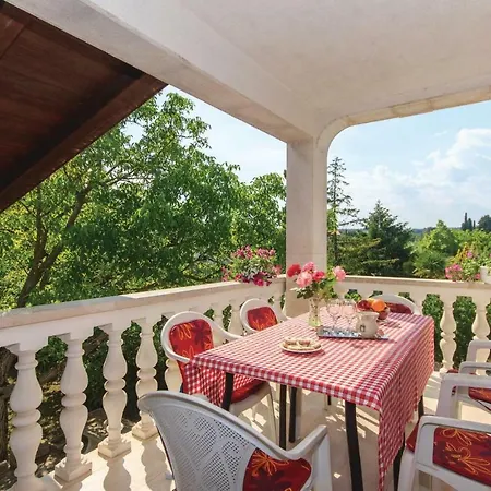 3 Bedroom Lovely In Barban Apartment